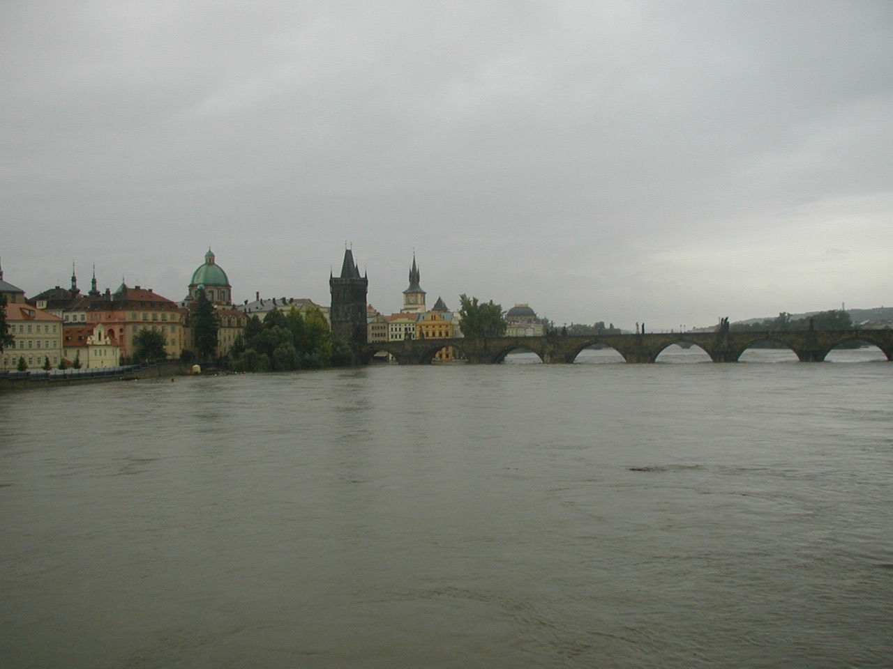 Rozvodněná Vltava u Karlova mostu při povodni 12. srpna 2002